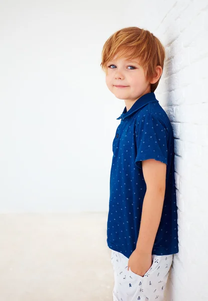 Retrato de menino bonito, garoto posando perto da parede branca — Fotografia de Stock