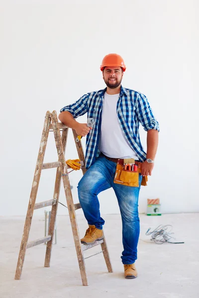 Retrato de capataz confiante, profissional perto de escada — Fotografia de Stock