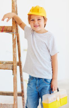 sevimli genç çocuk, foreman merdiven ayakta