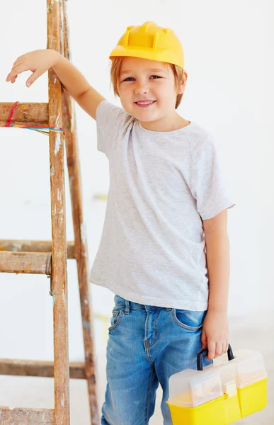 可爱的小男孩，站在梯子旁边的工头 — 图库照片