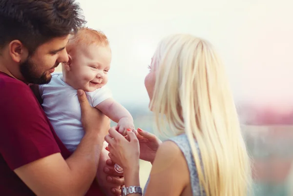 Lindo bebê infantil feliz com sua família — Fotografia de Stock