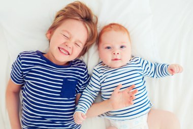 Ana sayfa görünümünü eğleniyor kardeşler evde yatakta yalan