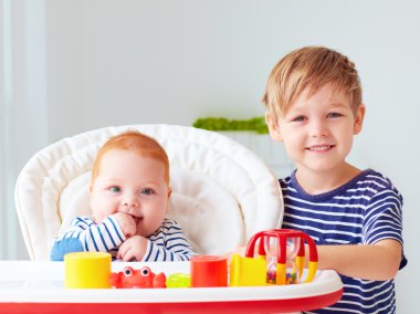 iki sevimli çocuklar, kardeşler evde portresi