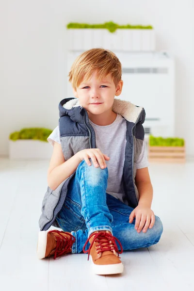 Retrato de lindo niño de moda, niño sentado en el suelo — Foto de Stock