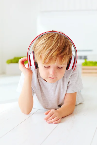 Χαριτωμένο παιδί να ακούσετε τη μουσική, χαλαρώνετε στο σπίτι — Φωτογραφία Αρχείου