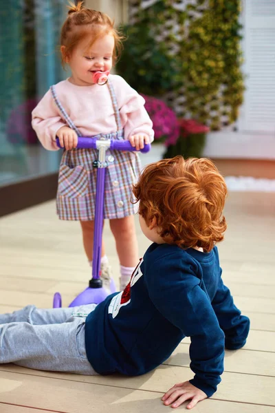 Vrolijke Broers Zussen Hebben Plezier Spelen Patio Thuis — Stockfoto