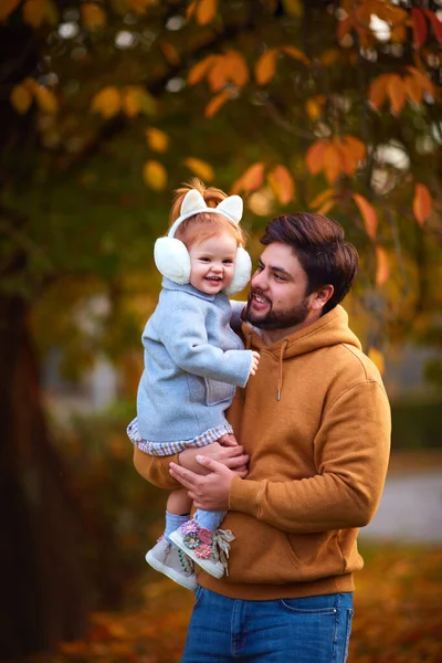 爸爸手上的可爱红头发女婴的肖像 秋天季节 — 图库照片