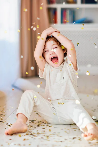 Bambino Felice Ragazzo Che Diverte Sotto Coriandoli Dorati Casa — Foto Stock