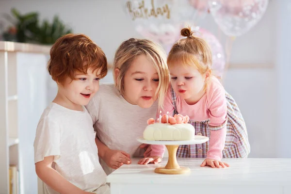 Una Cumpleañera Sopla Las Velas Tarta Casa Con Sus Hermanos —  Fotos de Stock