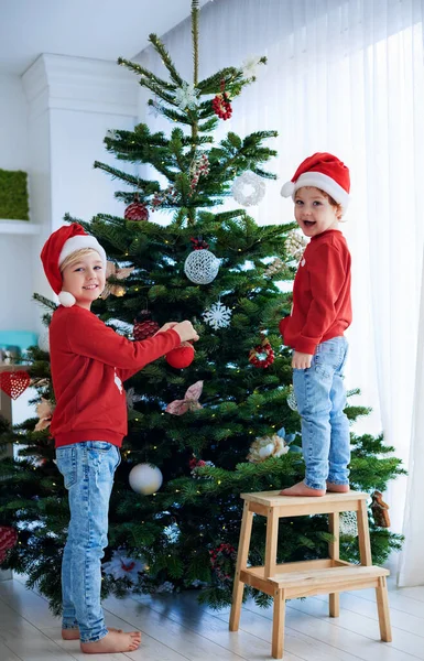 Glada Barn Dekorera Julgran Hemma — Stockfoto