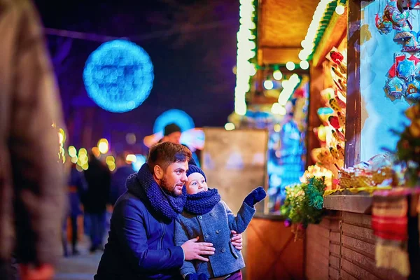 Sonrientes Padre Hijo Divirtiéndose Mercado Navidad Durante Las Vacaciones Invierno —  Fotos de Stock