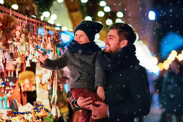 在寒假期间 父亲和儿子在圣诞市场上玩得很开心 — 图库照片
