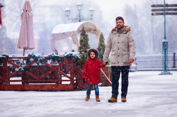 Felice Padre Figlio Che Camminano Insieme Sotto Neve Durante Vacanze — Foto Stock