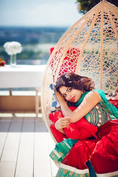 Piękne Indiańskie Kobieta Relaks Wiszące Huśtawka Patio — Zdjęcie stockowe