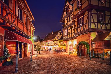 Noel tatilinde Kaysersberg 'in eski köyünün sıcacık caddesi. Alsace, Fransa