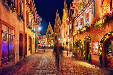 Noel tatilinde Kaysersberg 'in eski köyünün sıcacık caddesi. Alsace, Fransa