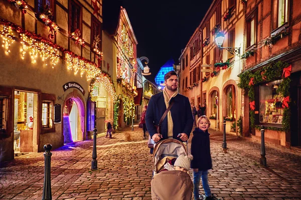 Familia Caminando Entre Las Calles Decoradas Del Pueblo Kaysersberg Las —  Fotos de Stock