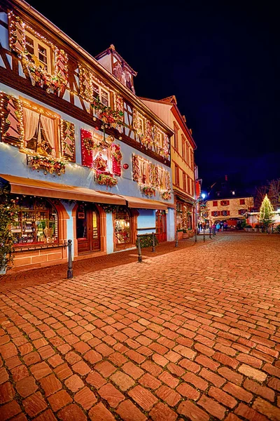 Hermosa Fachada Del Edificio Decorado Plaza Del Pueblo Kaysersberg Las —  Fotos de Stock