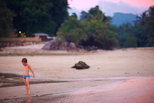 Puesta Sol Asiática Playa Pequeño Niño Viendo Agua Fluye —  Fotos de Stock