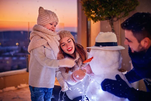 Feliz Familia Construyendo Muñeco Nieve Pimiento Las Vacaciones Invierno — Foto de Stock