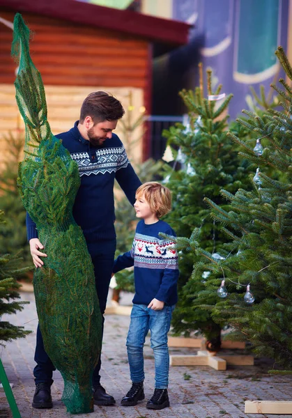 Feliz Padre Hijo Comprando Árbol Navidad Exuberante Real Mercado Navidad —  Fotos de Stock