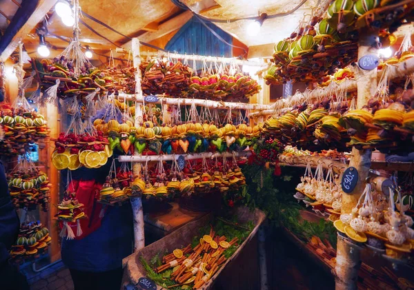 Eco Kerstboom Decoraties Gemaakt Van Gedroogde Vruchten Specerijen Kerstmarkt — Stockfoto