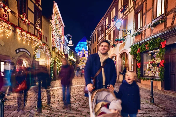 Desenfocados Turistas Felices Caminando Por Las Calles Decoradas Del Pueblo —  Fotos de Stock