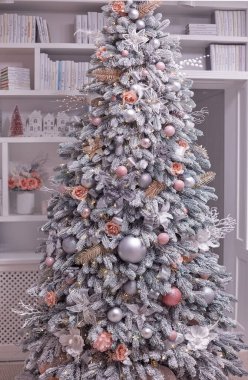 Kitap raflarının önündeki süslü Noel ağacına akın etti, ev içi sıcacık