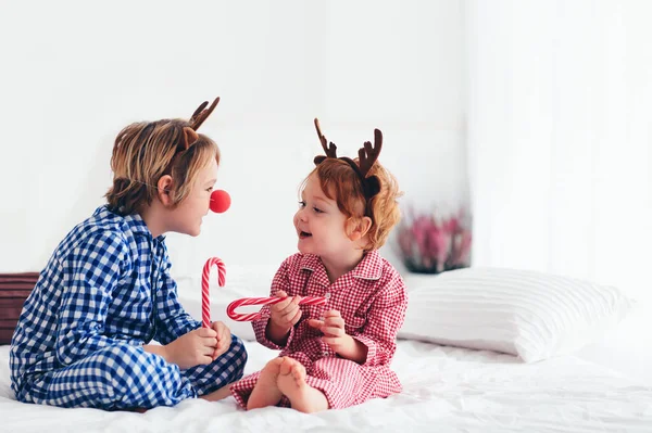 Crianças Rindo Irmãos Vestindo Chifres Rena Celebrar Feriados Natal Casa — Fotografia de Stock
