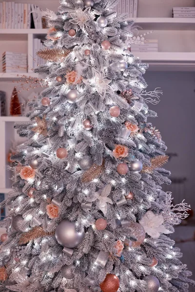 Beflockter Beleuchteter Weihnachtsbaum Geschmückt Mit Blumen Und Schmuck Hause — Stockfoto