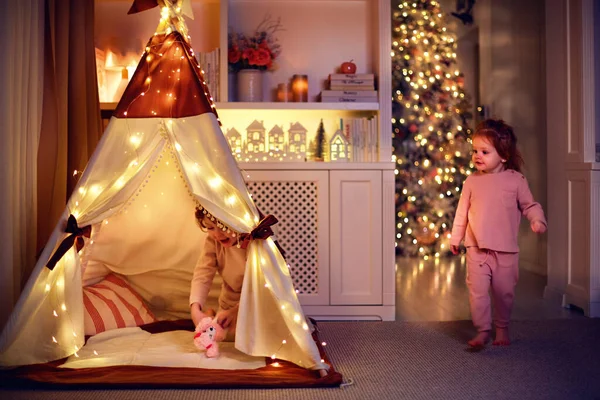 Lindos Hermanos Bebés Pijama Jugando Tienda Tipi Casa Por Noche —  Fotos de Stock