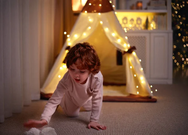 Gelukkig Baby Jongen Spelen Verlichte Tipi Tent Thuis Kerstvakantie — Stockfoto