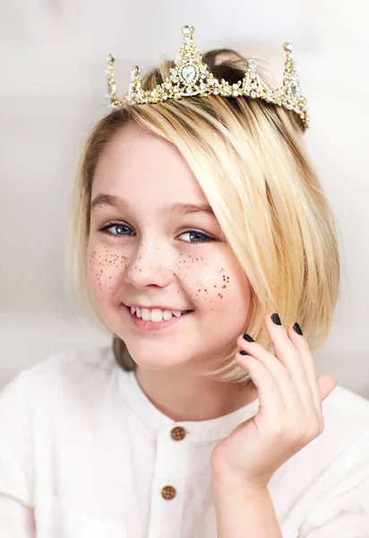 Retrato Belo Menino Andrógino Feliz Vestindo Tiara Sardas Douradas Esmalte — Fotografia de Stock