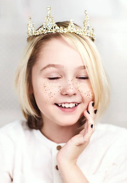 Retrato Belo Menino Andrógino Feliz Vestindo Tiara Sardas Douradas Esmalte — Fotografia de Stock