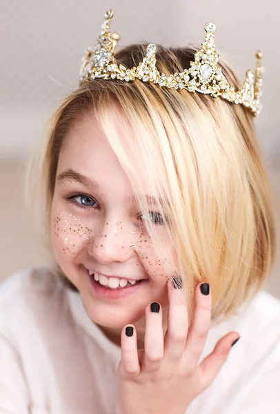 Retrato Hermoso Niño Andrógino Feliz Con Corona Pecas Oro Esmalte — Foto de Stock