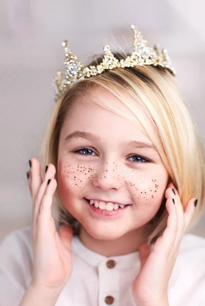 Portrait Beautiful Happy Androgynous Boy Wearing Crown Golden Freckles Nail — Stock Photo, Image