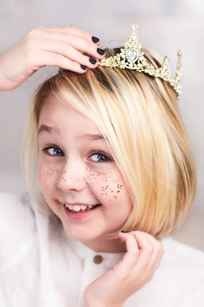Portrait Beautiful Happy Androgynous Boy Wearing Tiara Golden Freckles Nail — Stock Photo, Image