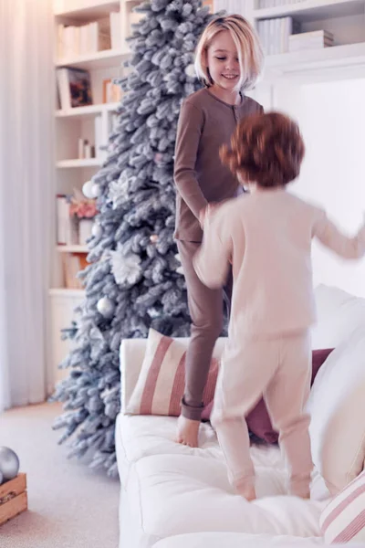 Задоволені Діти Розважаються Стрибають Дивані Вдома Під Час Різдвяних Канікул — стокове фото