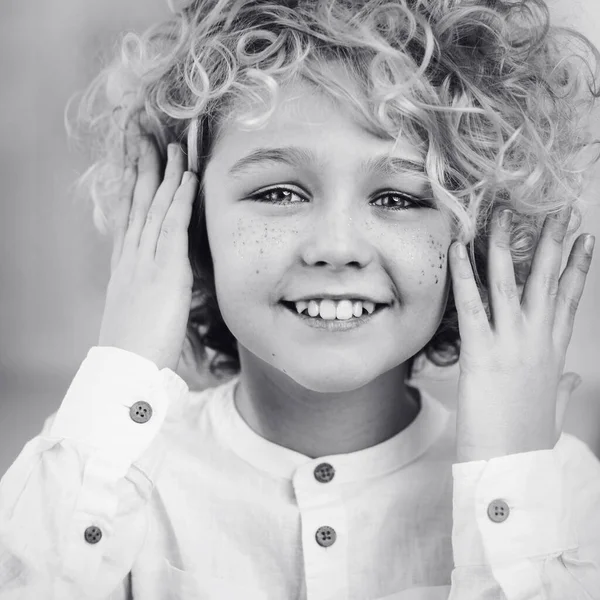 Portret Van Mooie Blonde Jongen Met Krullend Haar — Stockfoto