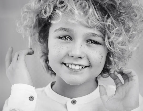 Portret Piękny Szczęśliwy Blondynka Chłopiec Kręconymi Włosami — Zdjęcie stockowe
