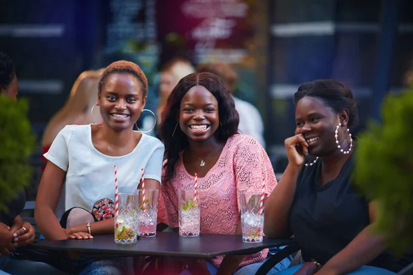 Mujeres Afroamericanas Felices Estudiantes Que Divierten Cafetería Verano — Foto de Stock