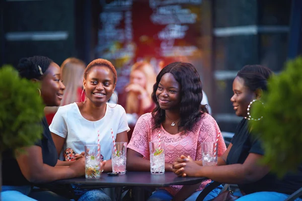 Mujeres Afroamericanas Felices Estudiantes Divirtiéndose Hablando Cafetería Verano — Foto de Stock