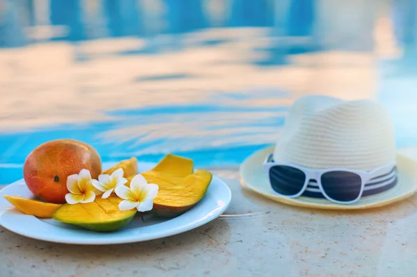 Uma Placa Mangas Suculentas Saborosas Perto Piscina Nas Férias — Fotografia de Stock