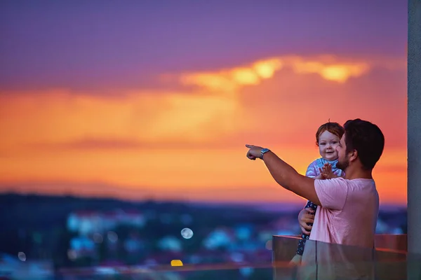 Счастливый Отец Ребенок Наблюдают Городом Закате Балконе Крыше Стеклянной Балюстрадой — стоковое фото