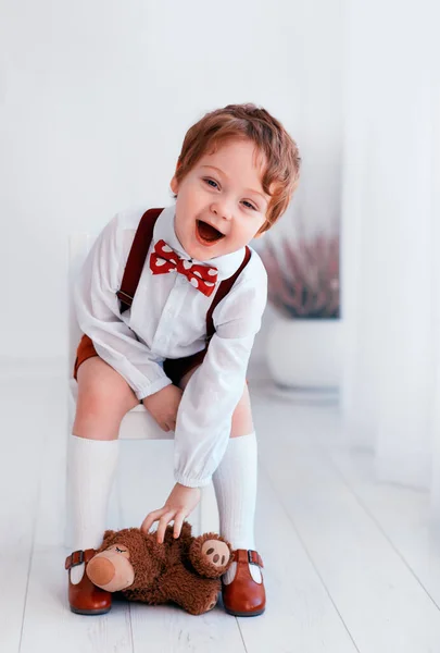 Niedlich Lachendes Kleinkind Baby Junge Festlichen Outfit Hat Spaß Mit — Stockfoto