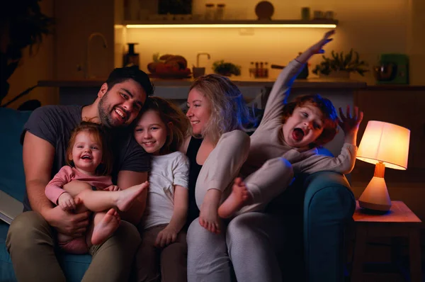 Família Alegre Divertindo Juntos Casa Aconchegante Noite — Fotografia de Stock