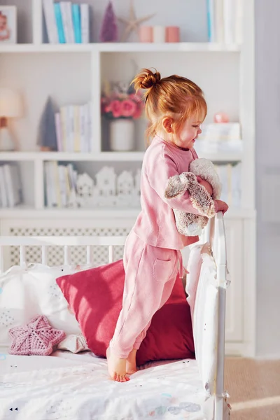 Niedliche Kleinkind Baby Mädchen Spaß Beim Spielen Plüschtiere Auf Dem — Stockfoto