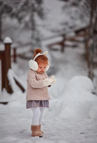 Söt Liten Flicka Som Har Roligt Vinter Park Leka Med — Stockfoto