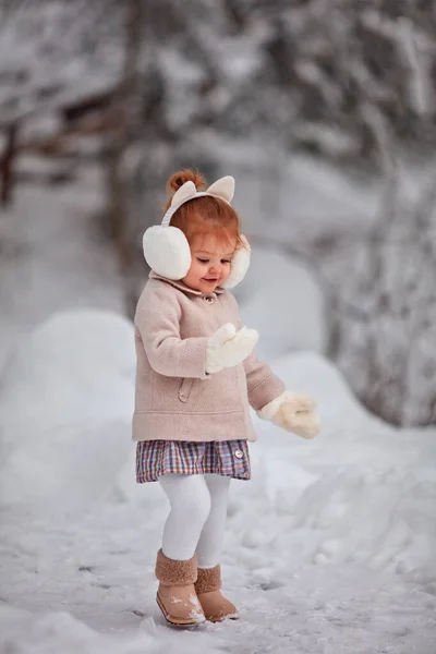 Linda Niña Divirtiéndose Parque Invierno Jugando Con Nieve Usando Guantes —  Fotos de Stock