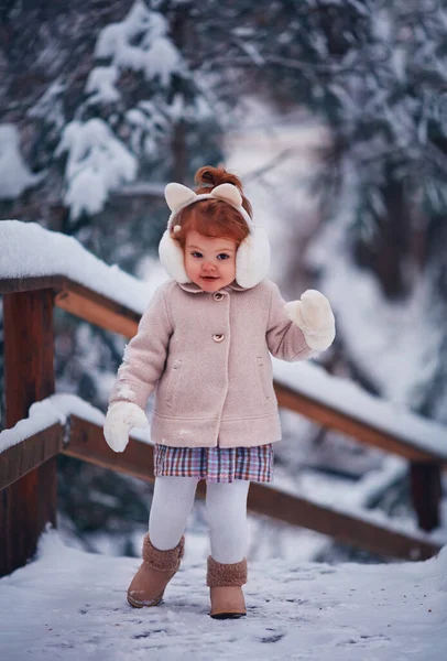 Bambina Che Diverte Nel Parco Invernale — Foto Stock